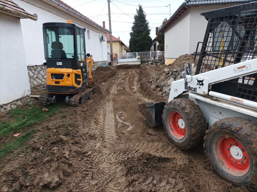 Minikotró és Bobcat földmunka közben