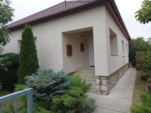 Elkészült ház, kerttel
