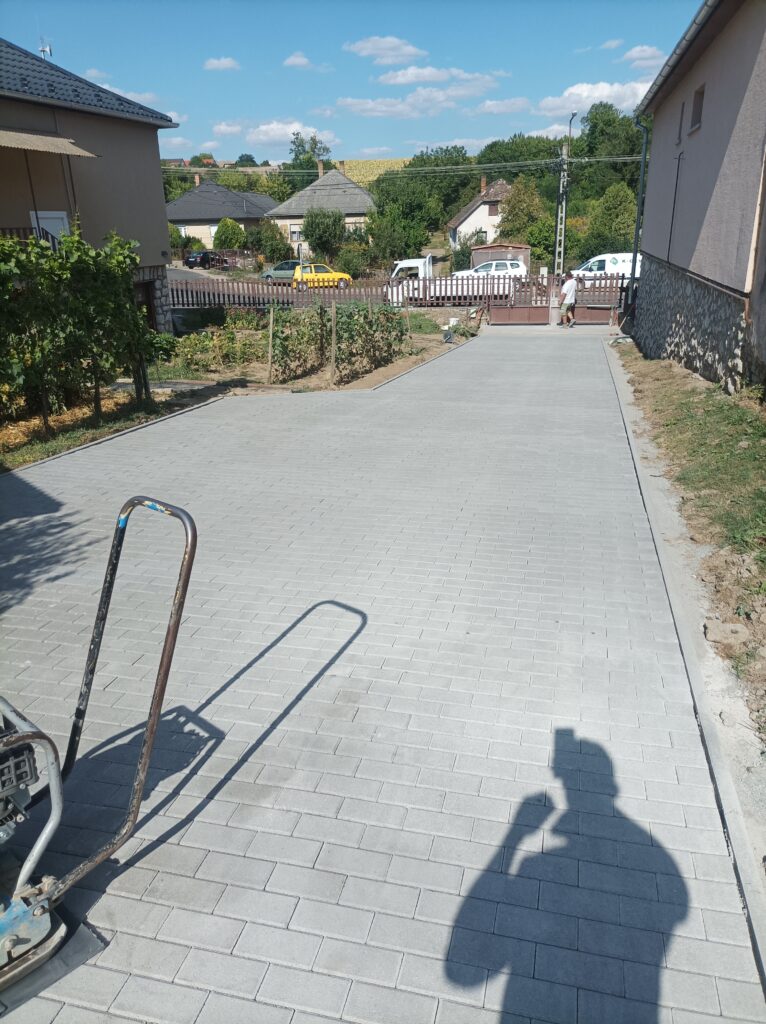 Térkövezett behajtó napsütésben