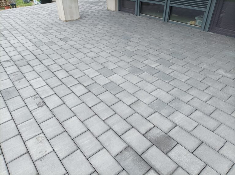 Térkövezett terasz, üzlet előtti rész
